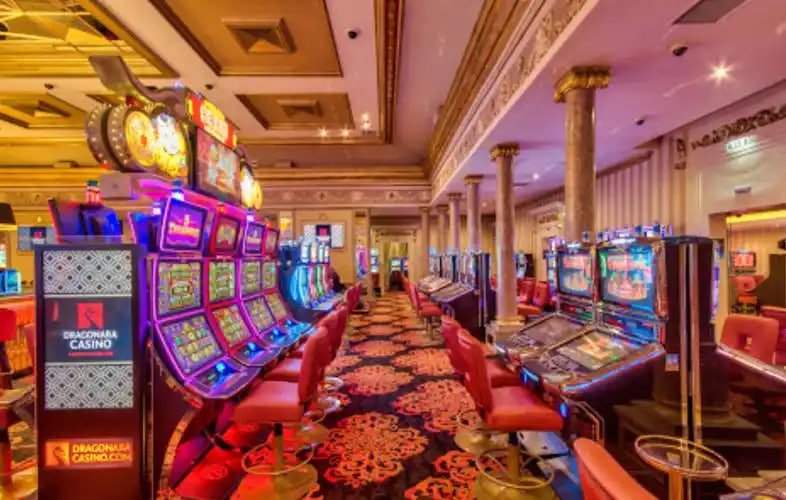 Ilustrasi panduan responsible gaming dalam FAQ sky99idn dengan latar neon magenta